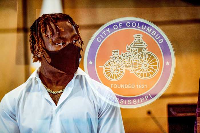 Kylin Hill receives a key to the city in Columbus, Miss.